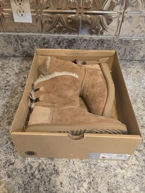 UGG Kid's Girls BAILEY BOW II Chestnut Brown Size 4Y Includes Box